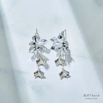 ウェディング ピアス イヤリング｜ニッケルフリー ロングピアス 揺れる メタル チェーン ペタル お花 リーフ チタンポスト ニュアンス 金属アレルギー｜シルバー (BC-E88)【結婚式　アクセサリー　ピアス　イヤリング】