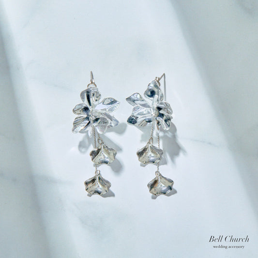 ウェディング ピアス イヤリング｜ニッケルフリー ロングピアス 揺れる メタル チェーン ペタル お花 リーフ チタンポスト ニュアンス 金属アレルギー｜シルバー (BC-E88)【結婚式　アクセサリー　ピアス　イヤリング】