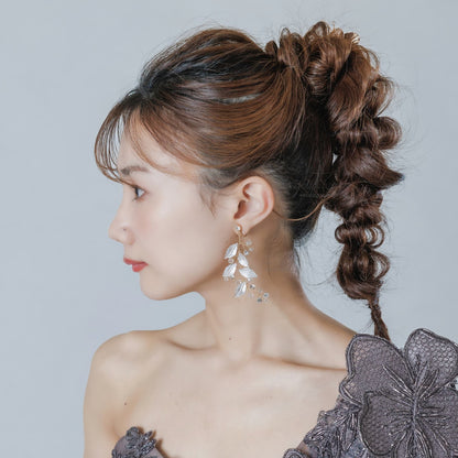 ブライダルピアス イヤリング｜ラインストーン｜葉っぱ リーフモチーフ｜ゴールド(BC-E93)【結婚式　アクセサリー　ピアス　イヤリング】