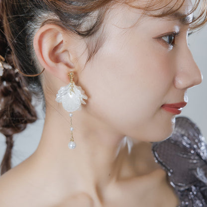ブライダルピアス イヤリング｜パール｜お花 フラワーモチーフ｜ゴールド×ホワイト(BC-E95)【結婚式　アクセサリー　ピアス　イヤリング】