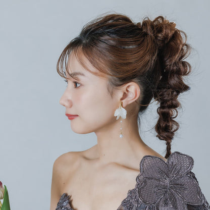 ブライダルピアス イヤリング｜パール｜お花 フラワーモチーフ｜ゴールド×ホワイト(BC-E95)【結婚式　アクセサリー　ピアス　イヤリング】