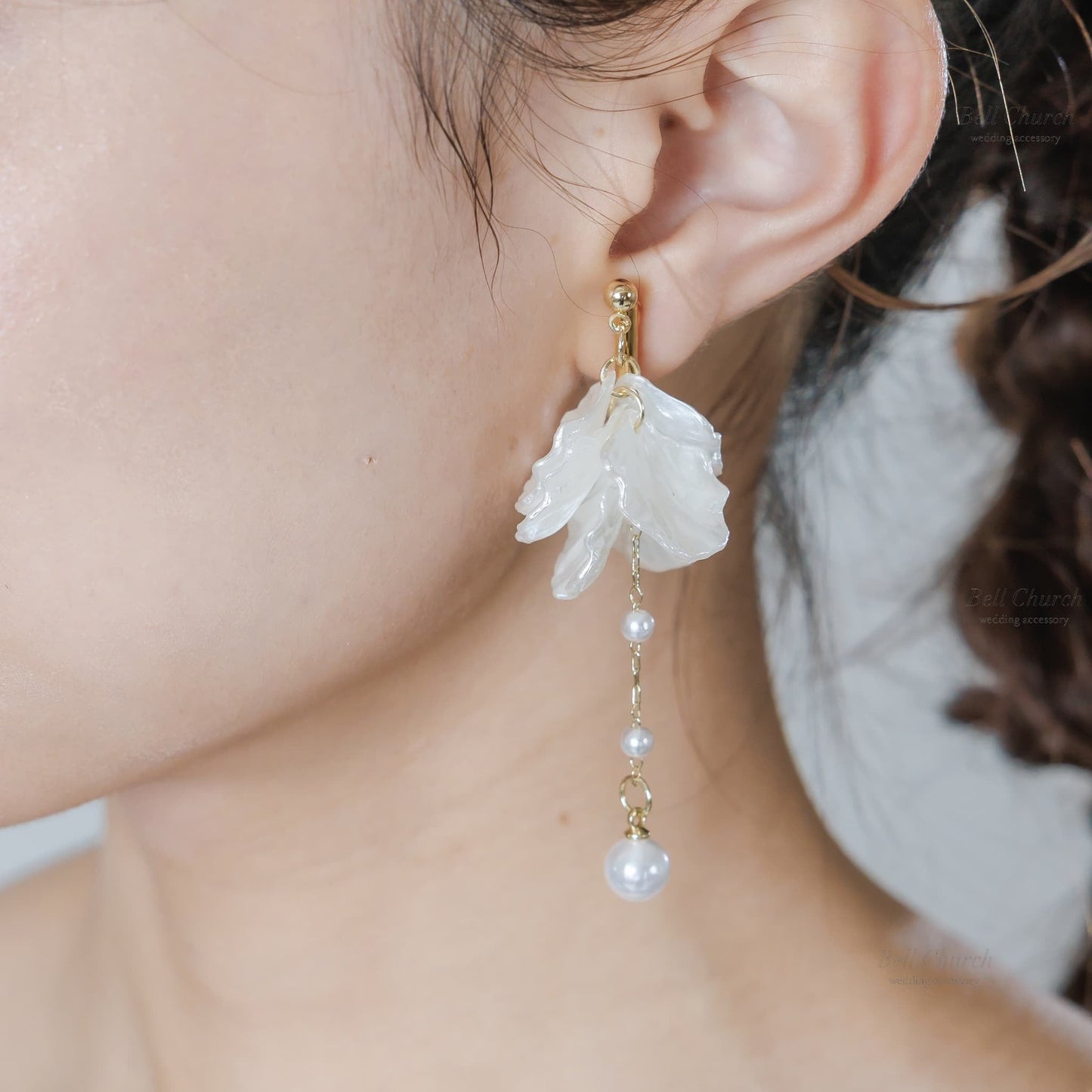ブライダルピアス イヤリング｜パール｜お花 フラワーモチーフ｜ゴールド×ホワイト(BC-E95)【結婚式　アクセサリー　ピアス　イヤリング】