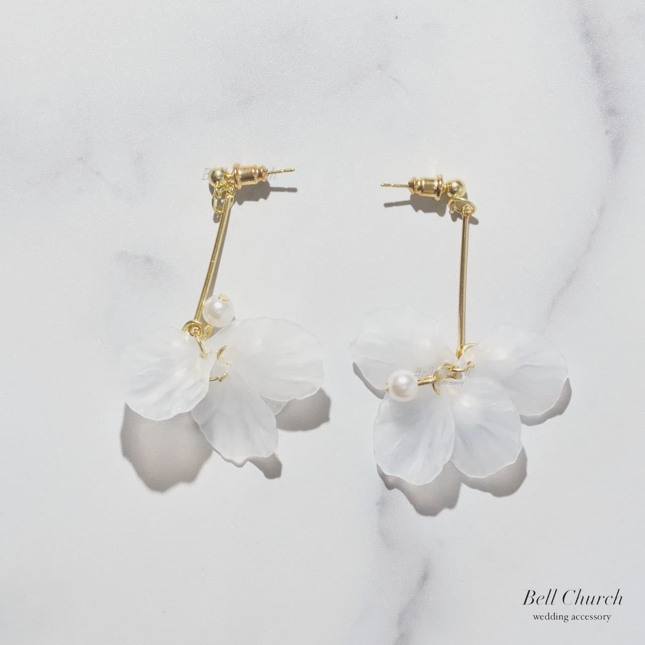 ブライダルピアス イヤリング｜パール｜お花 フラワーモチーフ｜ゴールド×ホワイト(BC-E96)【結婚式　アクセサリー　ピアス　イヤリング】