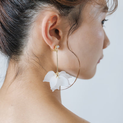 ウエディングピアス イヤリング｜ビジュー｜葉っぱ リーフモチーフ｜ゴールド×ホワイト(BC-E98)【結婚式　アクセサリー　ピアス　イヤリング】