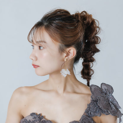 ウエディングピアス イヤリング｜ビジュー｜葉っぱ リーフモチーフ｜ゴールド×ホワイト(BC-E98)【結婚式　アクセサリー　ピアス　イヤリング】