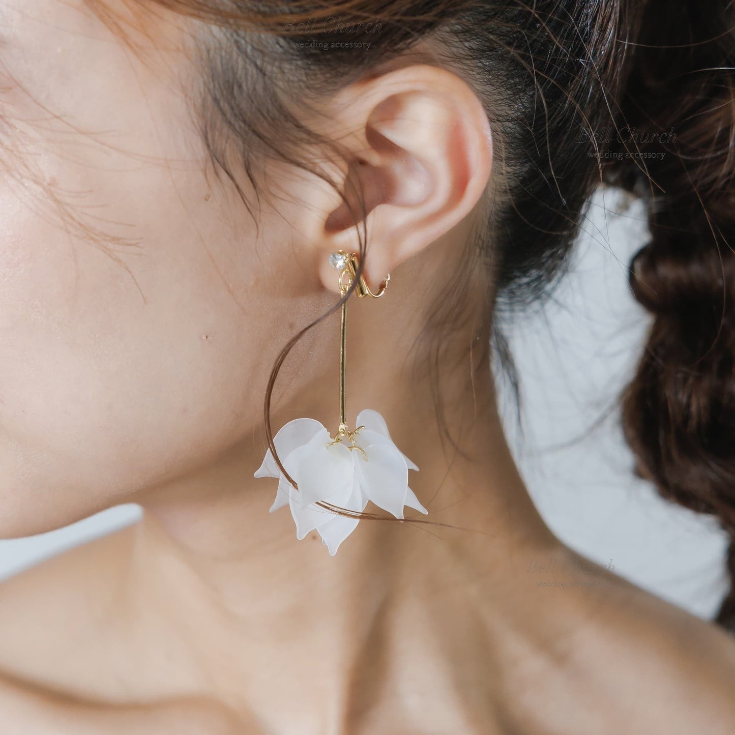 ウエディングピアス イヤリング｜ビジュー｜葉っぱ リーフモチーフ｜ゴールド×ホワイト(BC-E98)【結婚式　アクセサリー　ピアス　イヤリング】