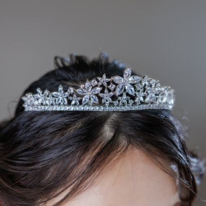 ティアラ | キュービックジルコニア | フラワーモチーフ | シルバー | (BC-T16)【結婚式　アクセサリー　ティアラ　ヘッドドレス　ヘアアクセサリー】