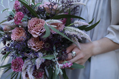 【生花】ニュアンスカラーのクラッチブーケ 【結婚式 フラワー 生花 ブーケ ブートニア】