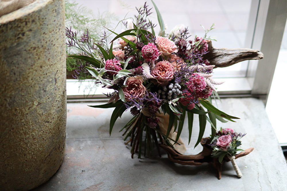 【生花】ニュアンスカラーのクラッチブーケ 【結婚式 フラワー 生花 ブーケ ブートニア】