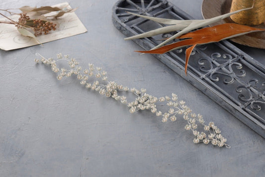 チェリーフラワー小枝ビジュ シルバー バックカチューシャ 袴 振袖 成人式 ヘアドレス カチューシャ【結婚式 ヘアアクセサリー】