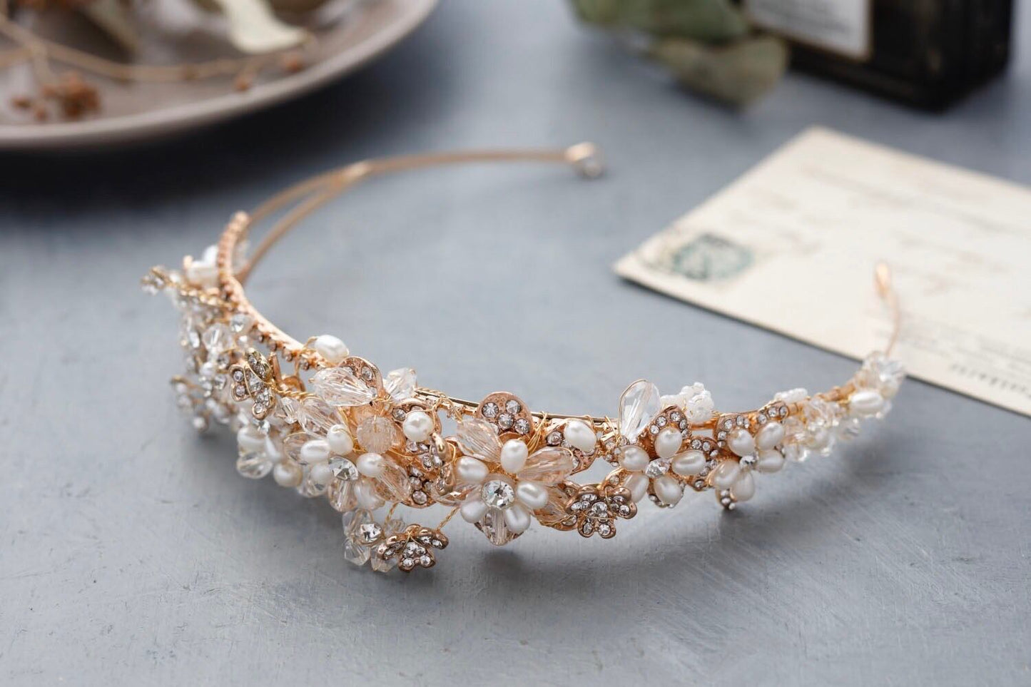 フラワーカチューシャ ゴールドパール バックカチューシャ 袴 振袖 成人式 ヘアドレス カチューシャ【結婚式 ヘアアクセサリー】