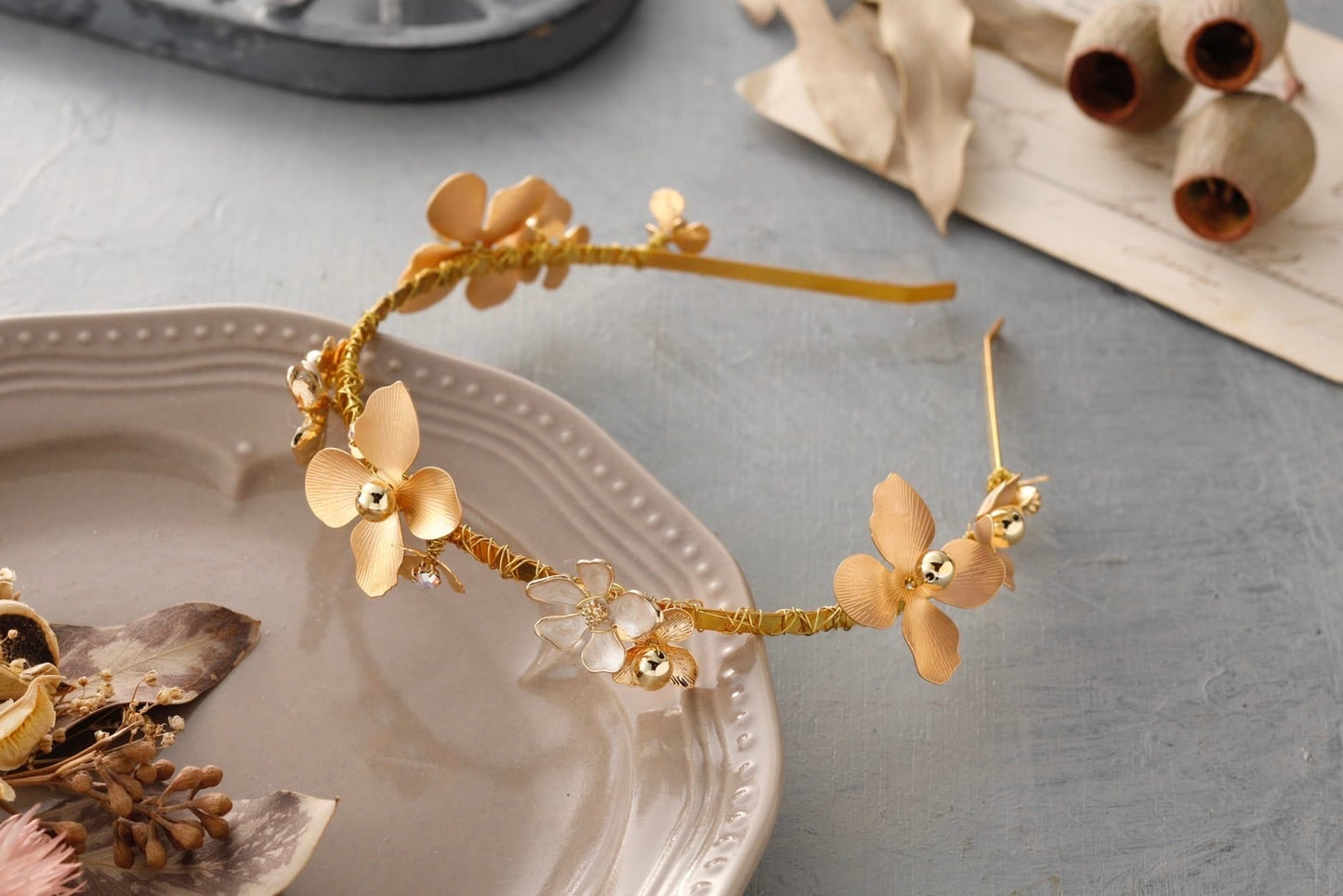 フラワーカチューシャ バックカチューシャ 袴 振袖 成人式 ヘアドレス カチューシャ【結婚式 ヘアアクセサリー】