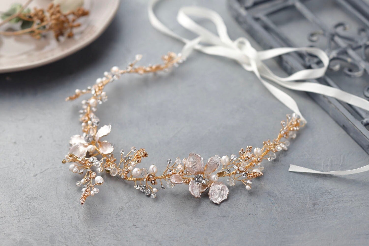 フラワー小枝ビジュ ゴールド バックカチューシャ 袴 振袖 成人式 ヘアドレス カチューシャ【結婚式 ヘアアクセサリー】