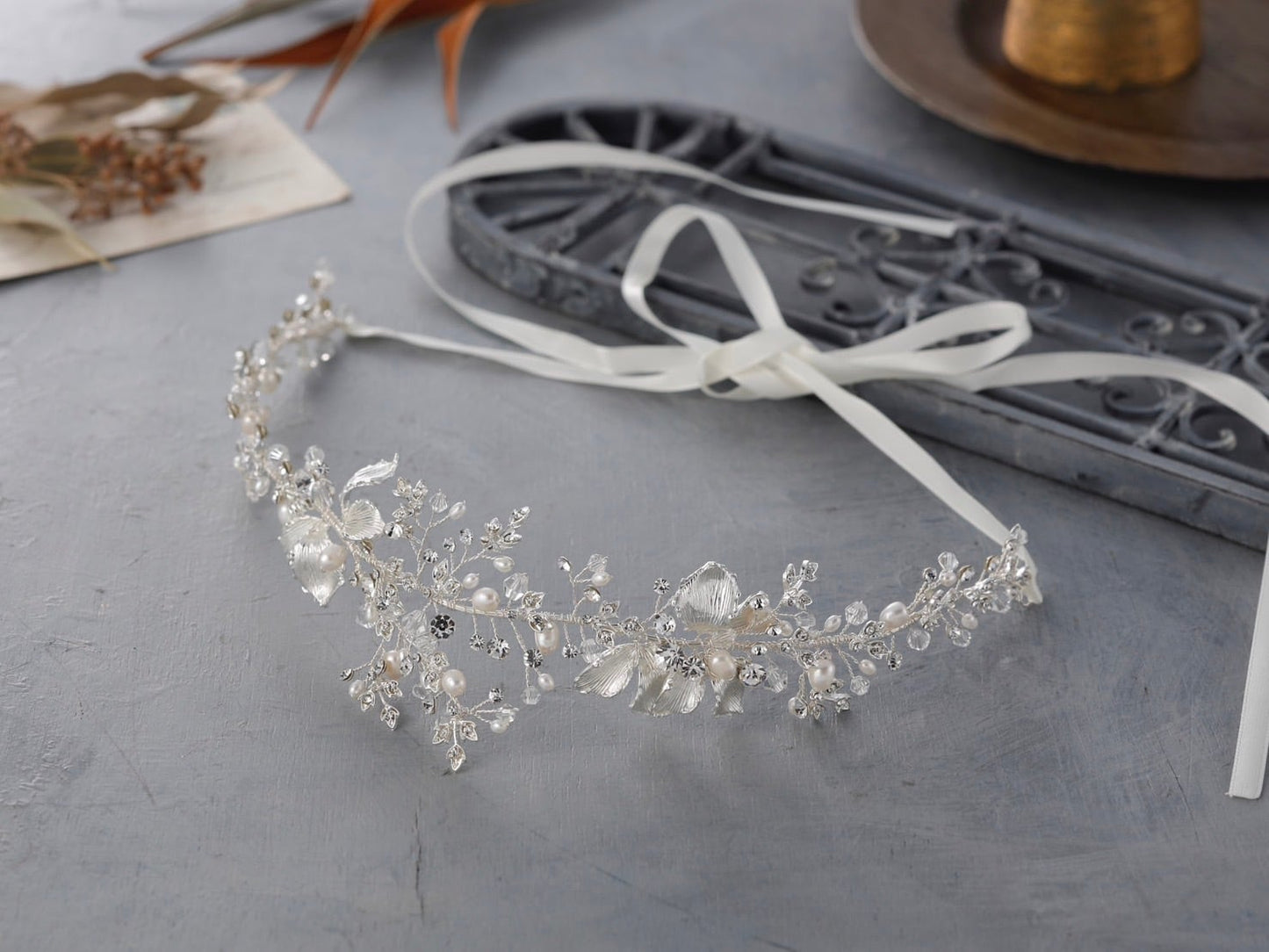 フラワー小枝ビジュ シルバー バックカチューシャ 袴 振袖 成人式 ヘアドレス カチューシャ【結婚式 ヘアアクセサリー】