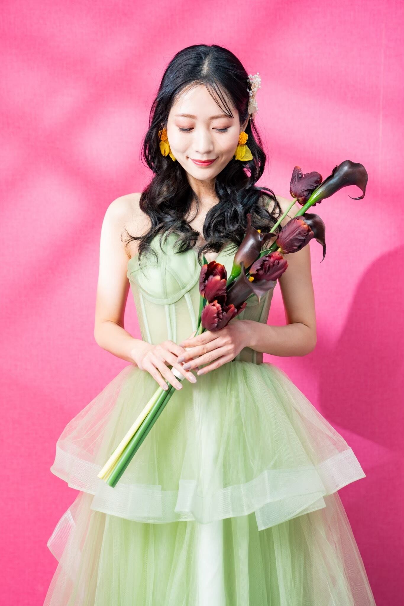 【レンタルブーケ】チューリップワインレッド クラッチブーケ 【花嫁 ウェディングブーケ レンタル ウェディングフォト】