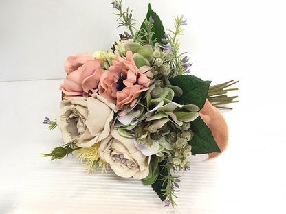 【造花】のクラッチブーケ トス用ブーケとブートニア付き 【結婚式 フラワー 造花 ブーケ ブートニア】