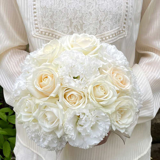 【生花】白の花たちが紡ぐ幸せのベールに包まれて(ラウンドブーケ) 【結婚式 フラワー 生花 ブーケ ブートニア】