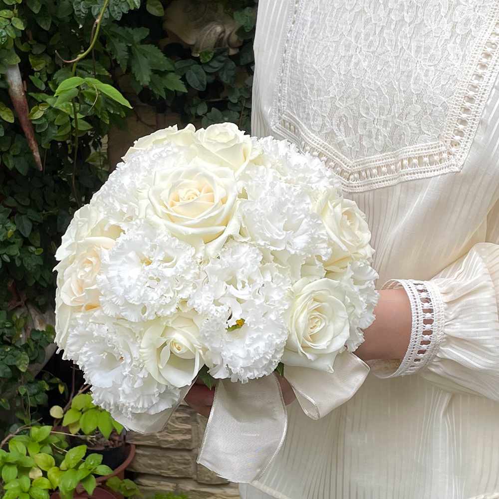 【生花】白の花たちが紡ぐ幸せのベールに包まれて(ラウンドブーケ) 【結婚式 フラワー 生花 ブーケ ブートニア】