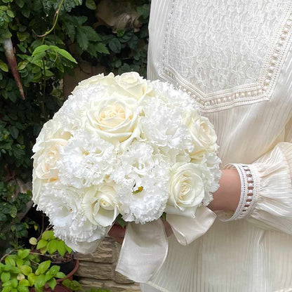 【生花】白の花たちが紡ぐ幸せのベールに包まれて(ラウンドブーケ) 【結婚式 フラワー 生花 ブーケ ブートニア】