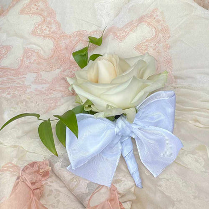 【生花】誓いの言葉を純白の花びらに重ねて(ラウンドブーケ) 【結婚式 フラワー 生花 ブーケ ブートニア】