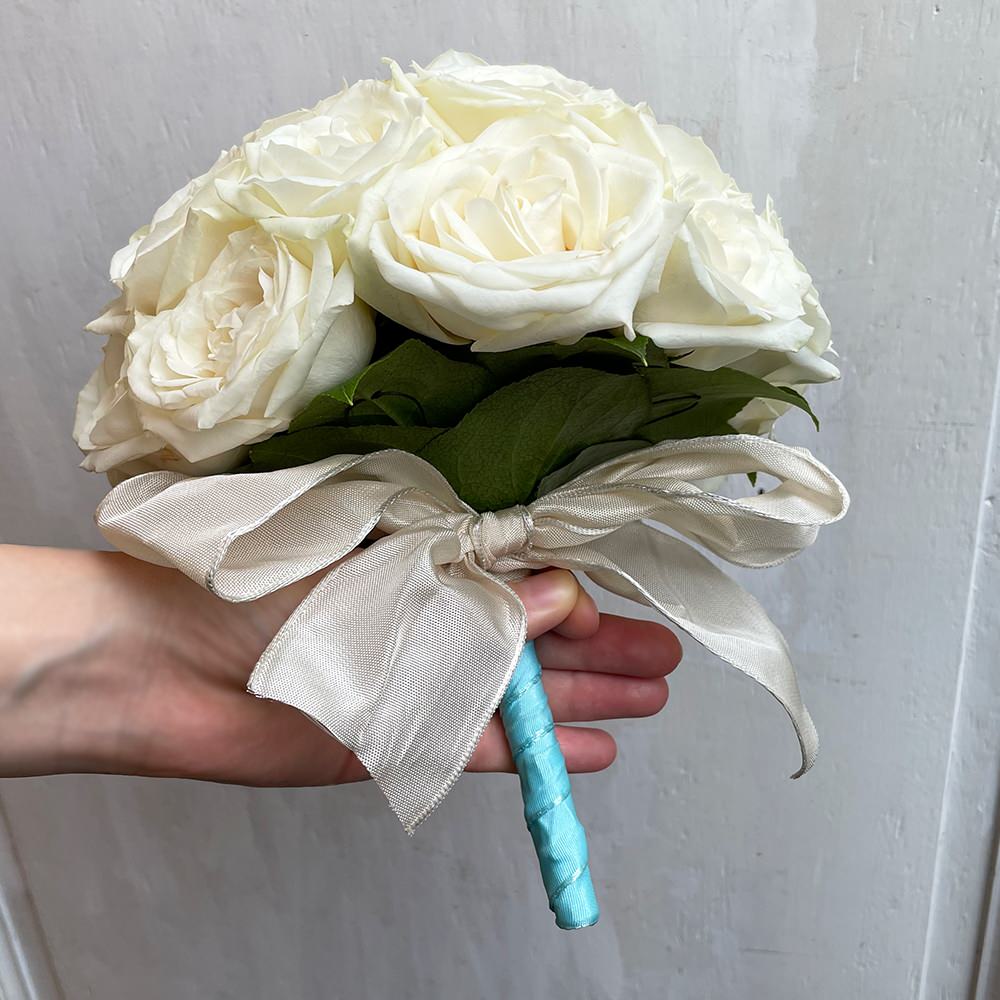 【生花】誓いの言葉を純白の花びらに重ねて(ラウンドブーケ) 【結婚式 フラワー 生花 ブーケ ブートニア】