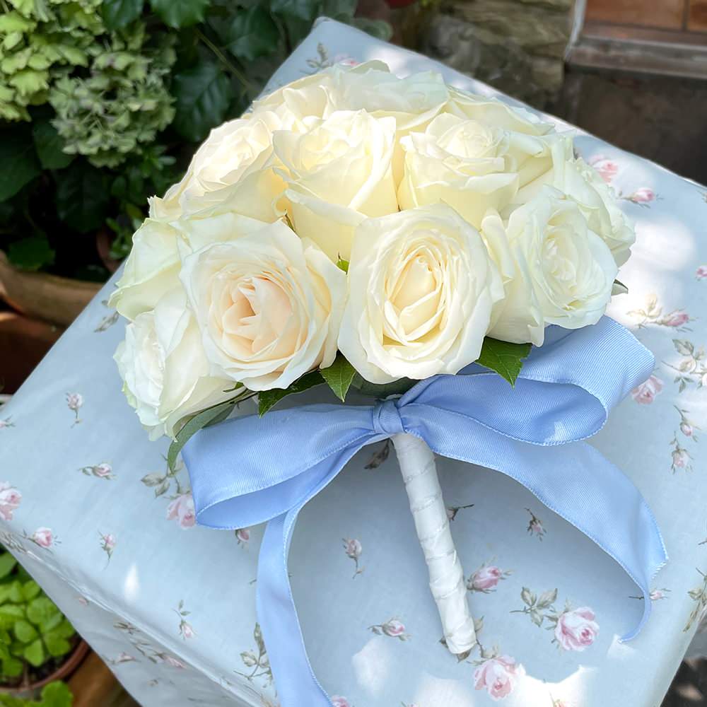 【生花】誓いの言葉を純白の花びらに重ねて(ラウンドブーケ) 【結婚式 フラワー 生花 ブーケ ブートニア】