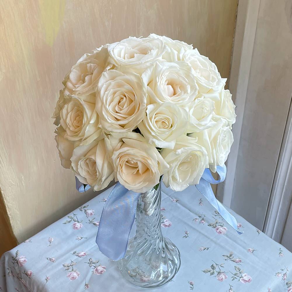 【生花】誓いの言葉を純白の花びらに重ねて(ラウンドブーケ) 【結婚式 フラワー 生花 ブーケ ブートニア】