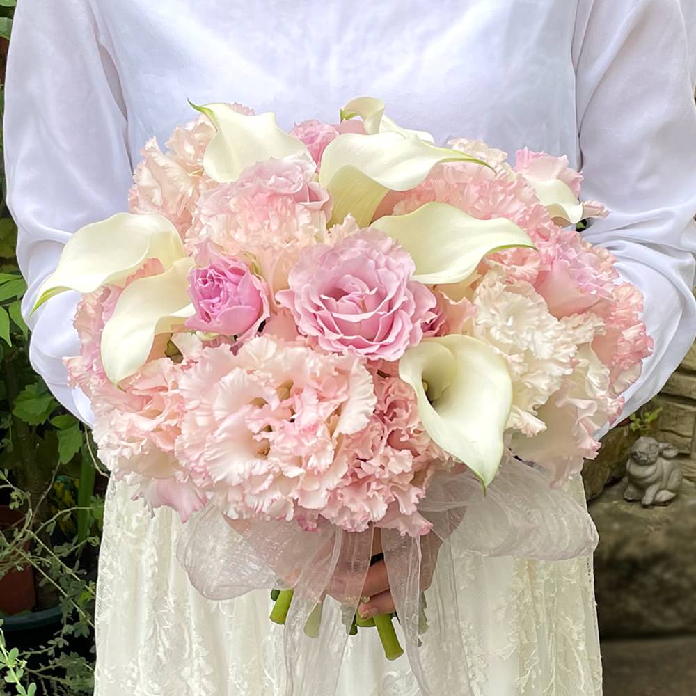 【生花】天使がほほえむ優しい時を描きながら(クラッチブーケ) 【結婚式 フラワー 生花 ブーケ ブートニア】