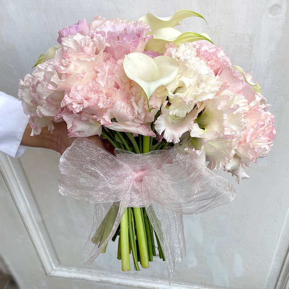 【生花】天使がほほえむ優しい時を描きながら(クラッチブーケ) 【結婚式 フラワー 生花 ブーケ ブートニア】