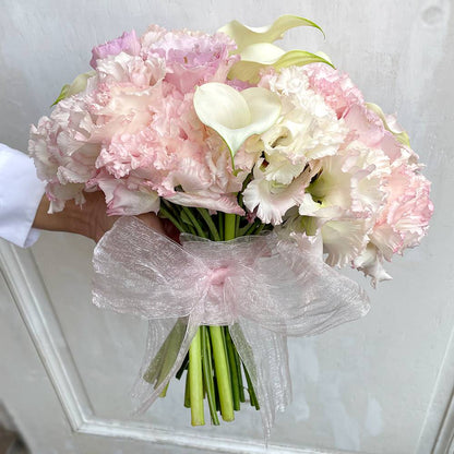 【生花】天使がほほえむ優しい時を描きながら(クラッチブーケ) 【結婚式 フラワー 生花 ブーケ ブートニア】