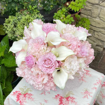 【生花】天使がほほえむ優しい時を描きながら(クラッチブーケ) 【結婚式 フラワー 生花 ブーケ ブートニア】