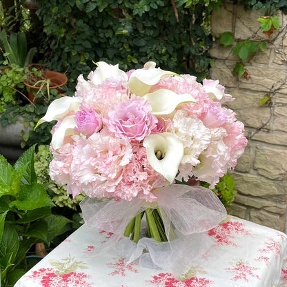 【生花】天使がほほえむ優しい時を描きながら(クラッチブーケ) 【結婚式 フラワー 生花 ブーケ ブートニア】