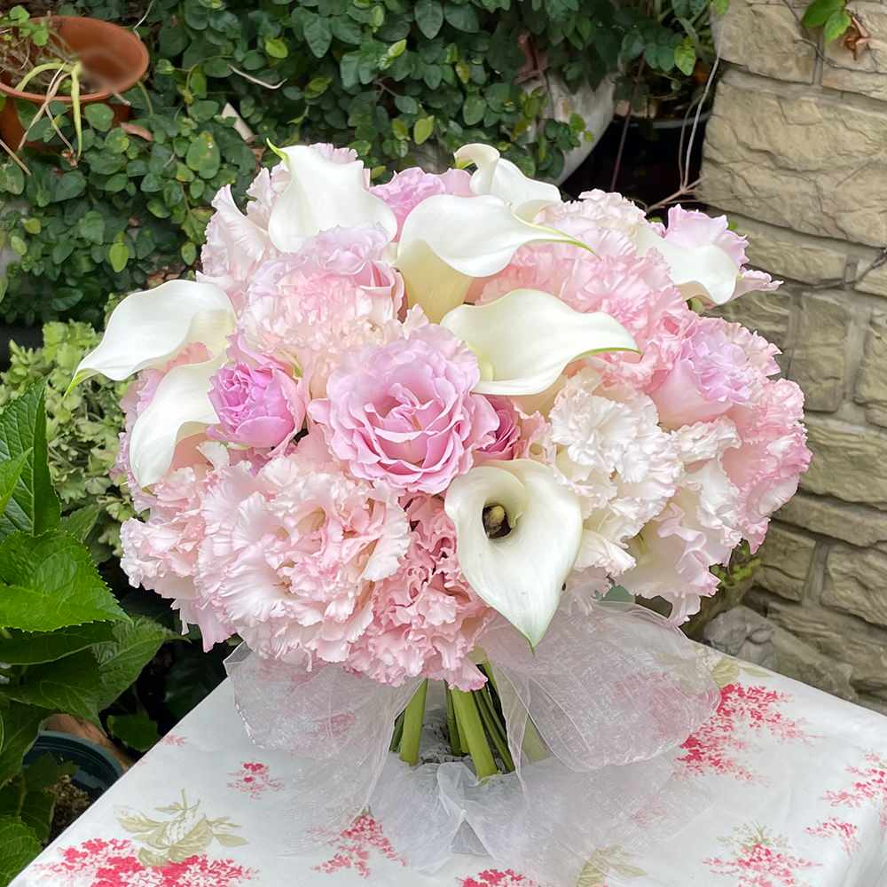 【生花】天使がほほえむ優しい時を描きながら(クラッチブーケ) 【結婚式 フラワー 生花 ブーケ ブートニア】