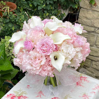 【生花】天使がほほえむ優しい時を描きながら(クラッチブーケ) 【結婚式 フラワー 生花 ブーケ ブートニア】