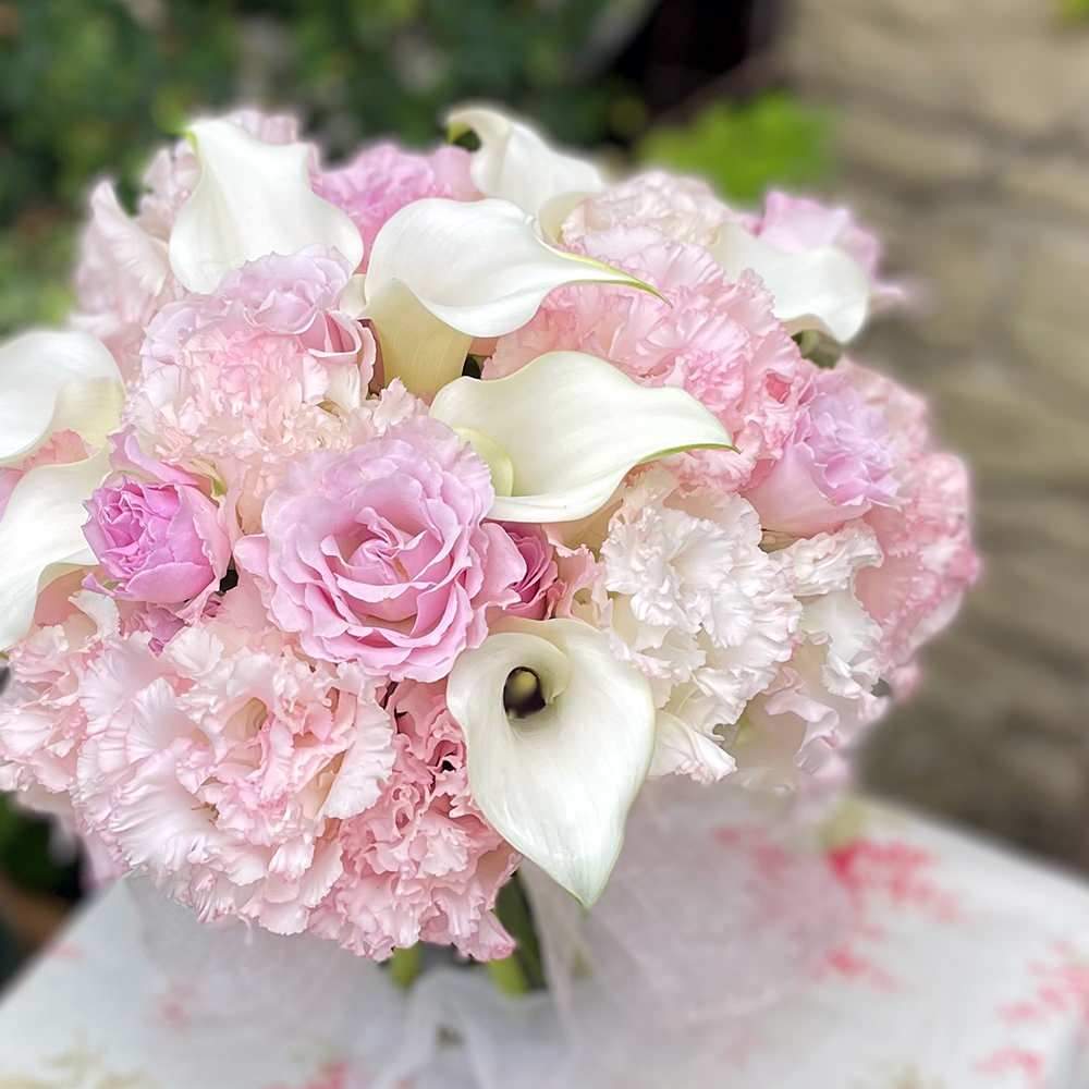 【生花】天使がほほえむ優しい時を描きながら(クラッチブーケ) 【結婚式 フラワー 生花 ブーケ ブートニア】