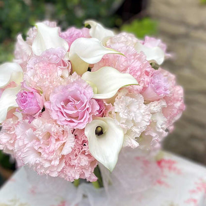 【生花】天使がほほえむ優しい時を描きながら(クラッチブーケ) 【結婚式 フラワー 生花 ブーケ ブートニア】