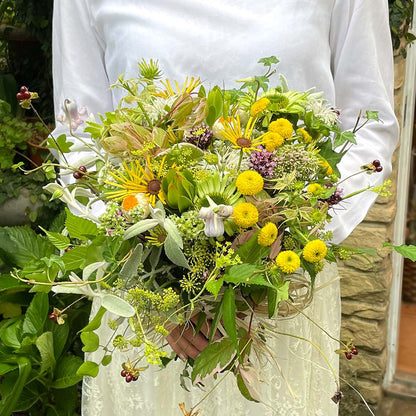 【生花】可憐に舞うフラワーフェアリーの歌(クラッチブーケ) 【結婚式 フラワー 生花 ブーケ ブートニア】