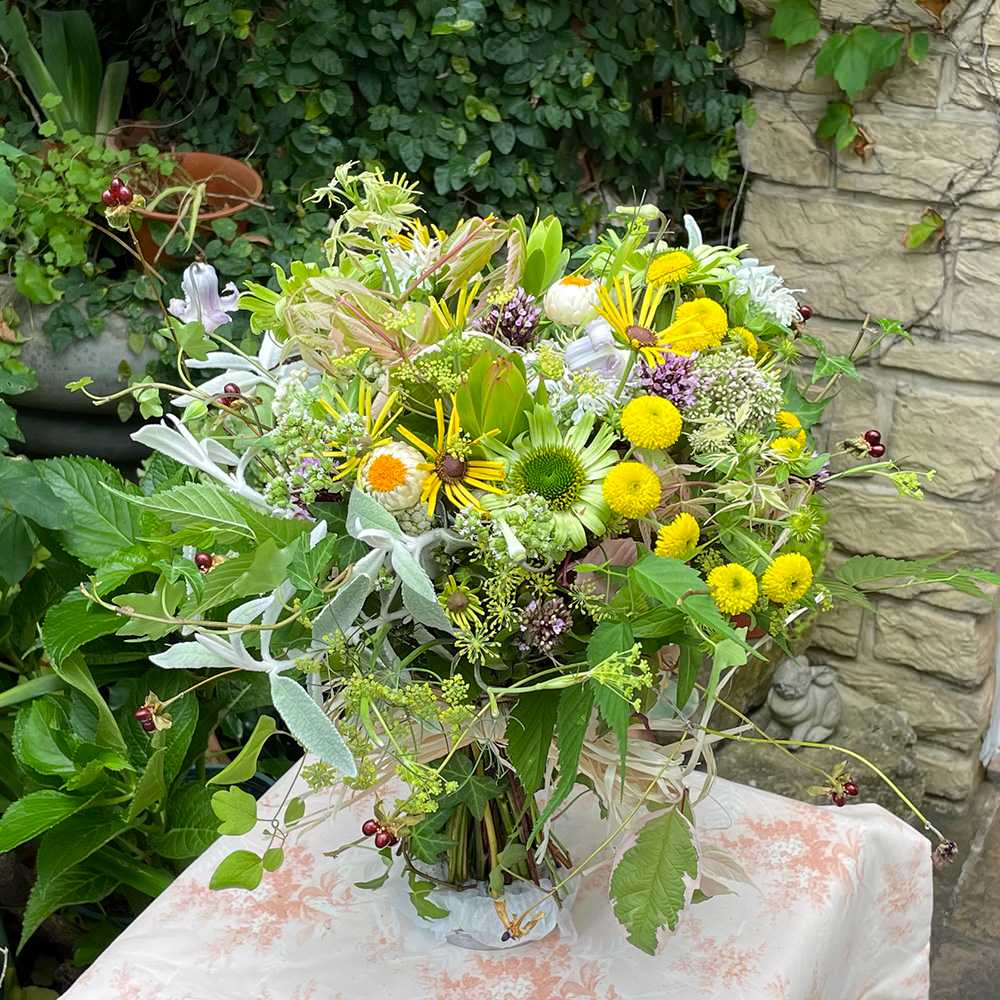 【生花】可憐に舞うフラワーフェアリーの歌(クラッチブーケ) 【結婚式 フラワー 生花 ブーケ ブートニア】