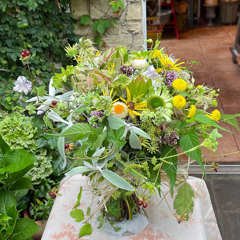 【生花】可憐に舞うフラワーフェアリーの歌(クラッチブーケ) 【結婚式 フラワー 生花 ブーケ ブートニア】