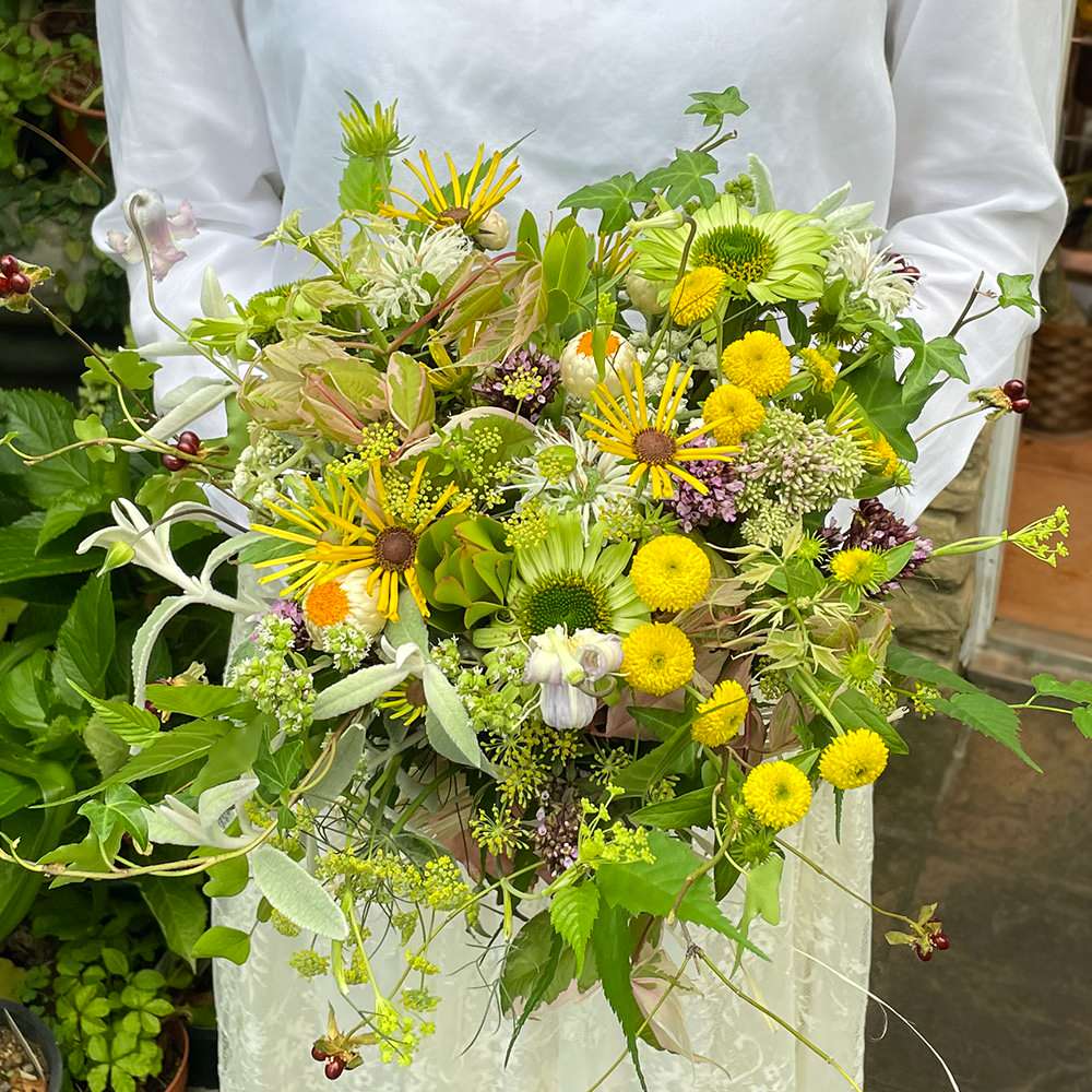 【生花】可憐に舞うフラワーフェアリーの歌(クラッチブーケ)　【結婚式　フラワー　生花　ブーケ　ブートニア】