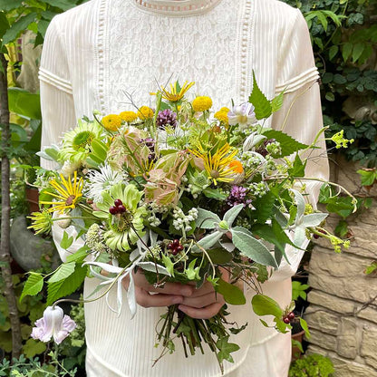 【生花】可憐に舞うフラワーフェアリーの歌(クラッチブーケ) 【結婚式 フラワー 生花 ブーケ ブートニア】