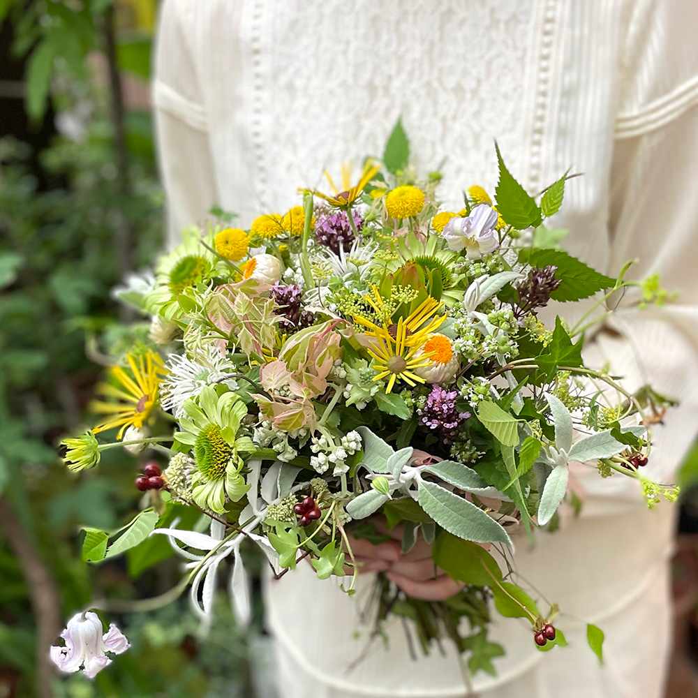 【生花】可憐に舞うフラワーフェアリーの歌(クラッチブーケ) 【結婚式 フラワー 生花 ブーケ ブートニア】