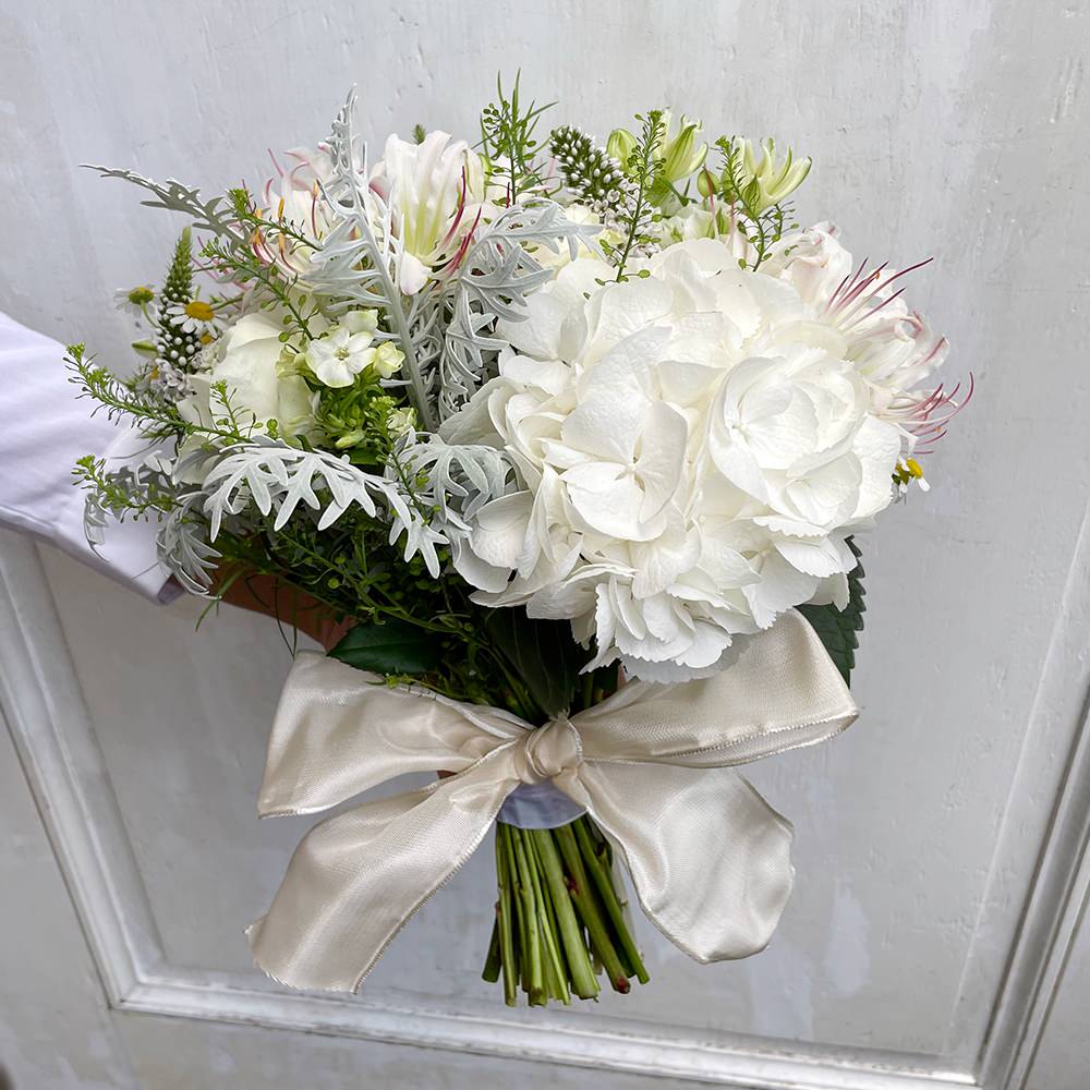 【生花】祝福のカムパネルラに導かれて(クラッチブーケ) 【結婚式 フラワー 生花 ブーケ ブートニア】