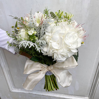 【生花】祝福のカムパネルラに導かれて(クラッチブーケ) 【結婚式 フラワー 生花 ブーケ ブートニア】