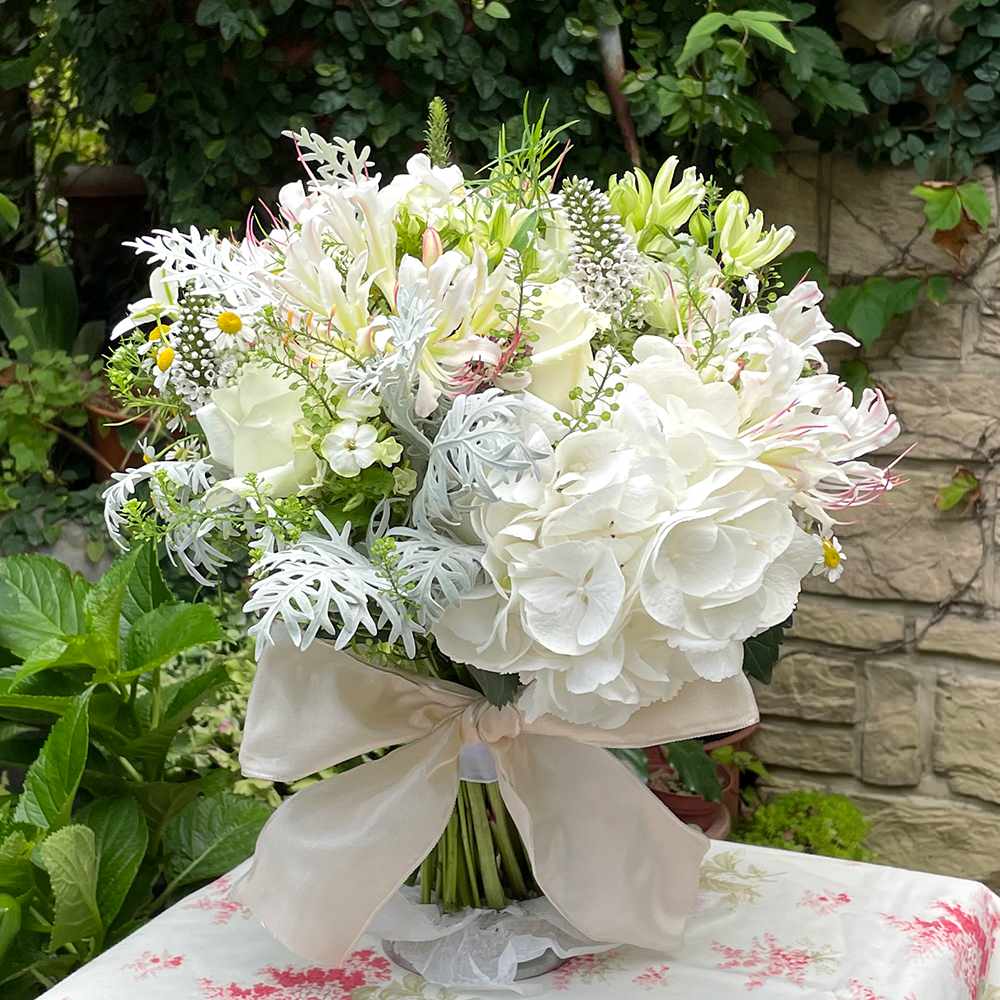 【生花】祝福のカムパネルラに導かれて(クラッチブーケ) 【結婚式 フラワー 生花 ブーケ ブートニア】