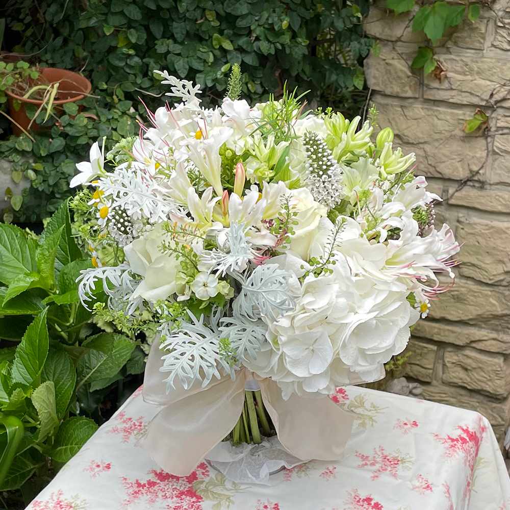 【生花】祝福のカムパネルラに導かれて(クラッチブーケ) 【結婚式 フラワー 生花 ブーケ ブートニア】