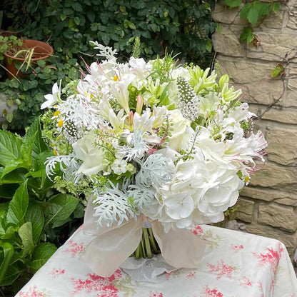 【生花】祝福のカムパネルラに導かれて(クラッチブーケ) 【結婚式 フラワー 生花 ブーケ ブートニア】