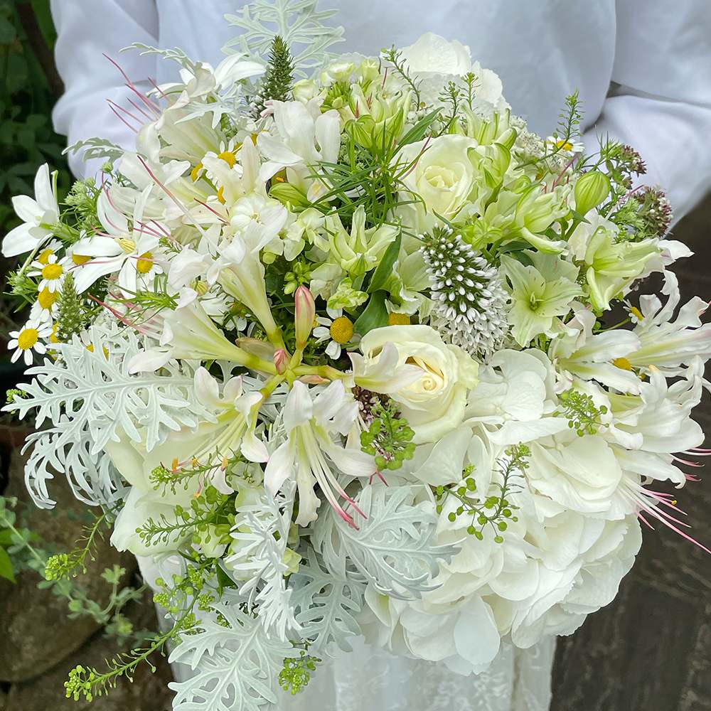 【生花】祝福のカムパネルラに導かれて(クラッチブーケ)　【結婚式　フラワー　生花　ブーケ　ブートニア】