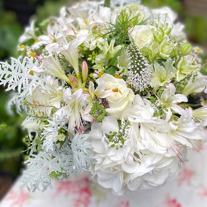 【生花】祝福のカムパネルラに導かれて(クラッチブーケ)　【結婚式　フラワー　生花　ブーケ　ブートニア】