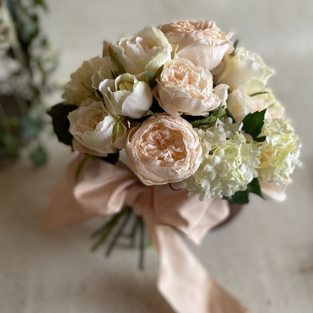 【造花】ホワイトローズのクラッチブーケとブートニア 【結婚式 フラワー 造花 ブーケ ブートニア】